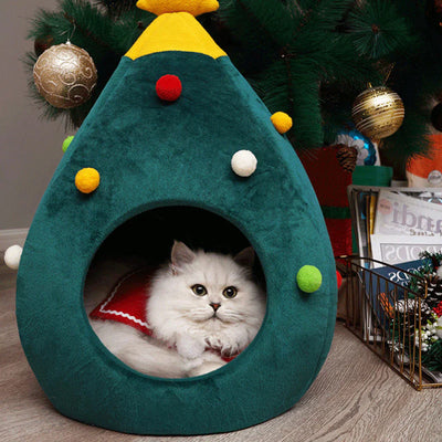 クリスマスツリーの形をした猫用ベッド