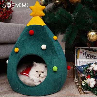 クリスマスツリーの形をした猫用ベッド
