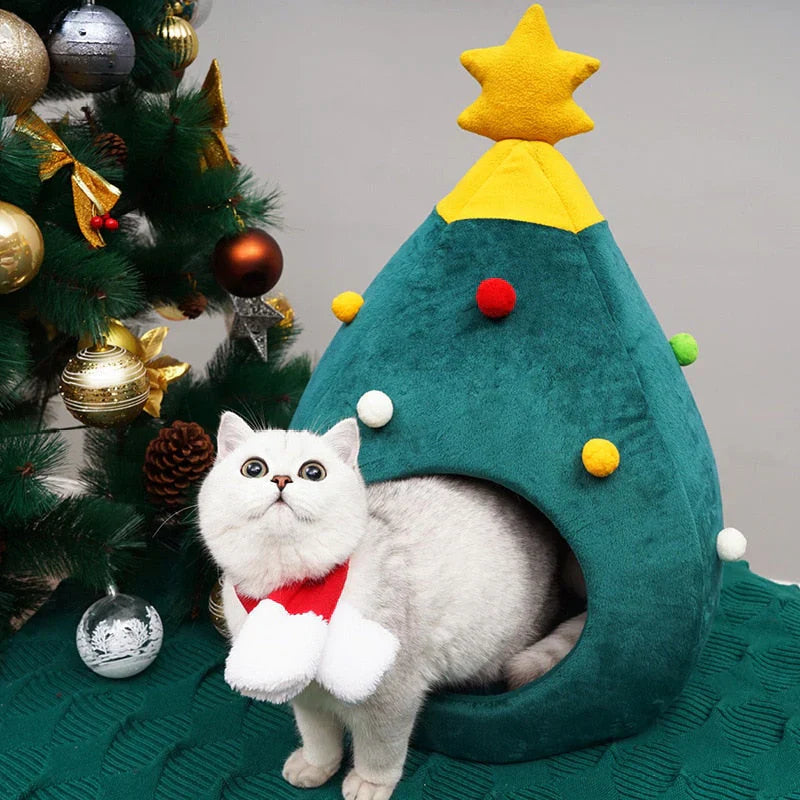 クリスマスツリーの形をした猫用ベッド