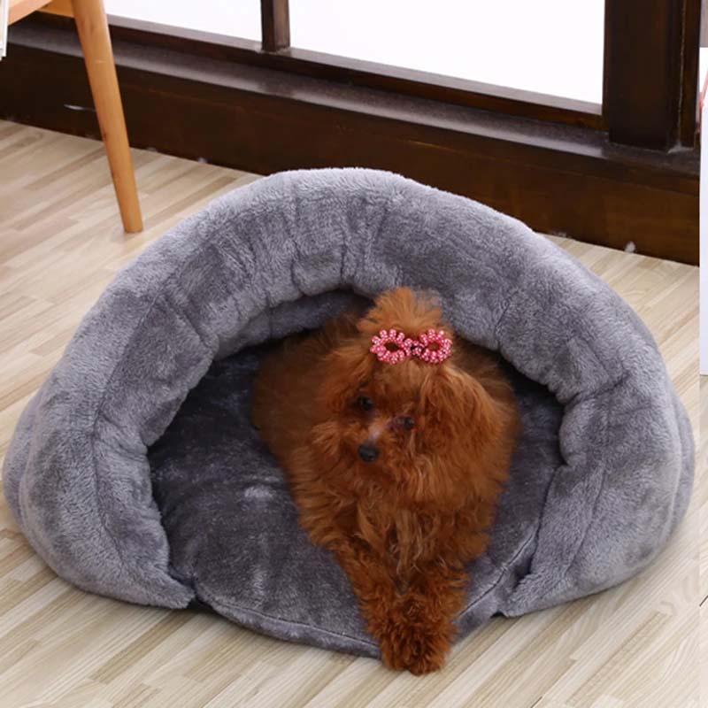 犬のための快適な洞窟ベッドでリラックス