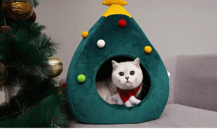 クリスマスツリーの形をした猫用ベッド
