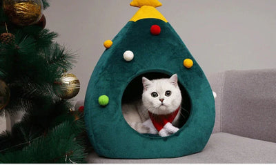 クリスマスツリーの形をした猫用ベッド