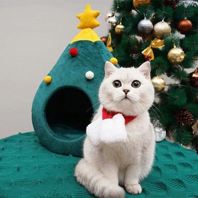クリスマスツリーの形をした猫用ベッド