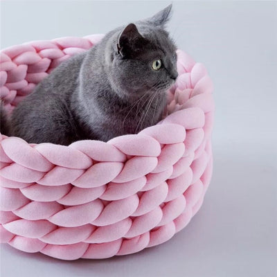 手作りの編み込み猫用バスケット