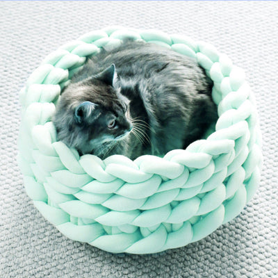 手作りの編み込み猫用バスケット